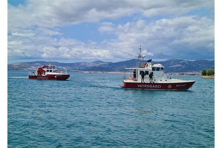 Slika Vatrogasni brodovi i vatrogasni ronioci
Blizina Ratne luke Lora
25. kolovoza 2021.
